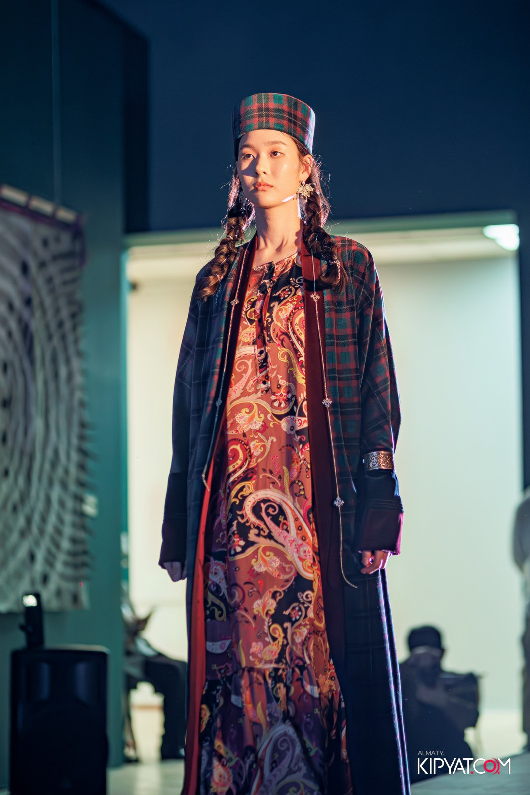 FASHION ПОКАЗ, КАЗАХСКОЙ НАЦИОНАЛЬНОЙ ОДЕЖДЫ. КИПЯТКОМ АЛМАТЫ!