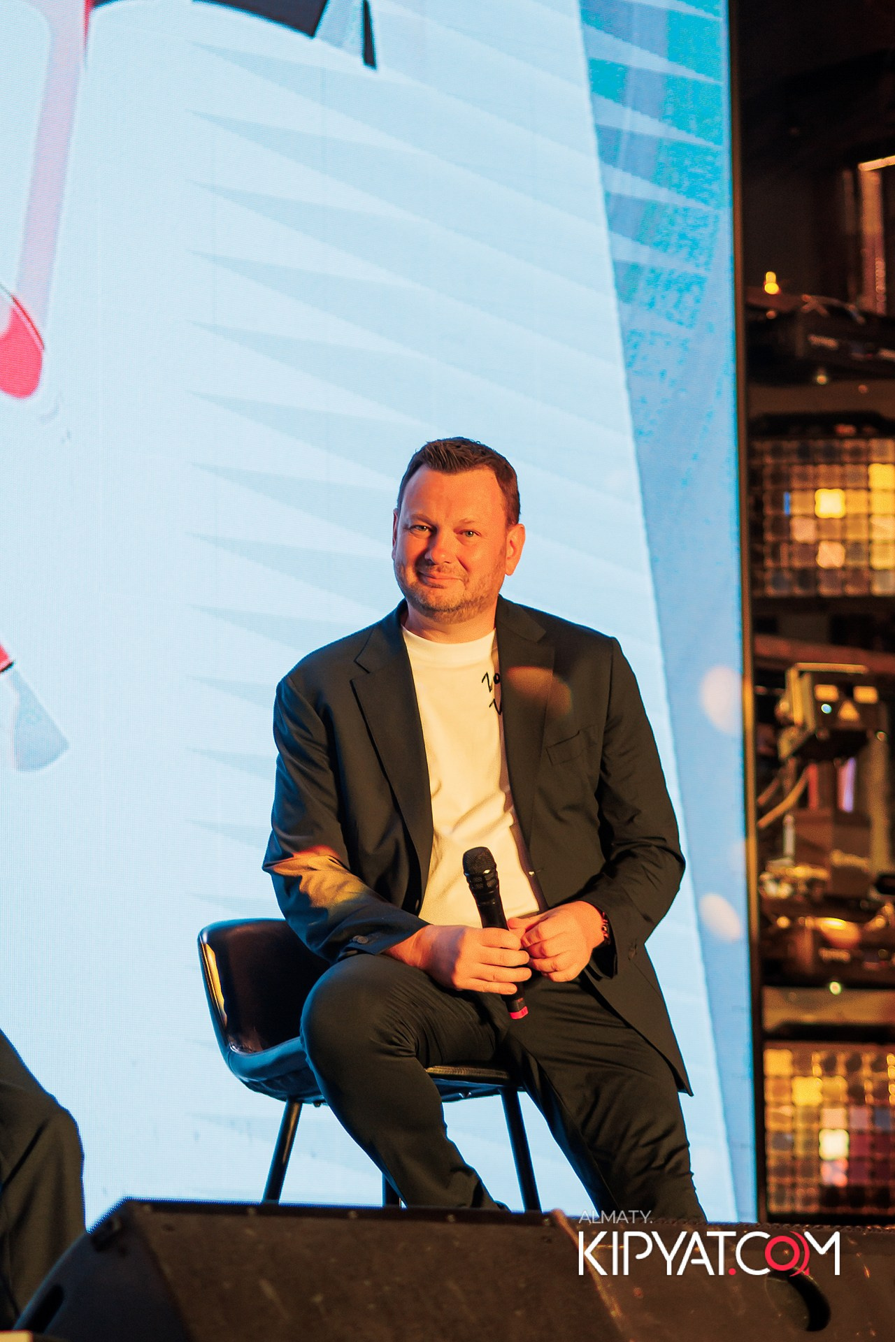 ПРЕЗЕНТАЦИЯ КНИГИ ВИКТОРА ЕЛИСЕЕВА. КИПЯТКОМ АЛМАТЫ!