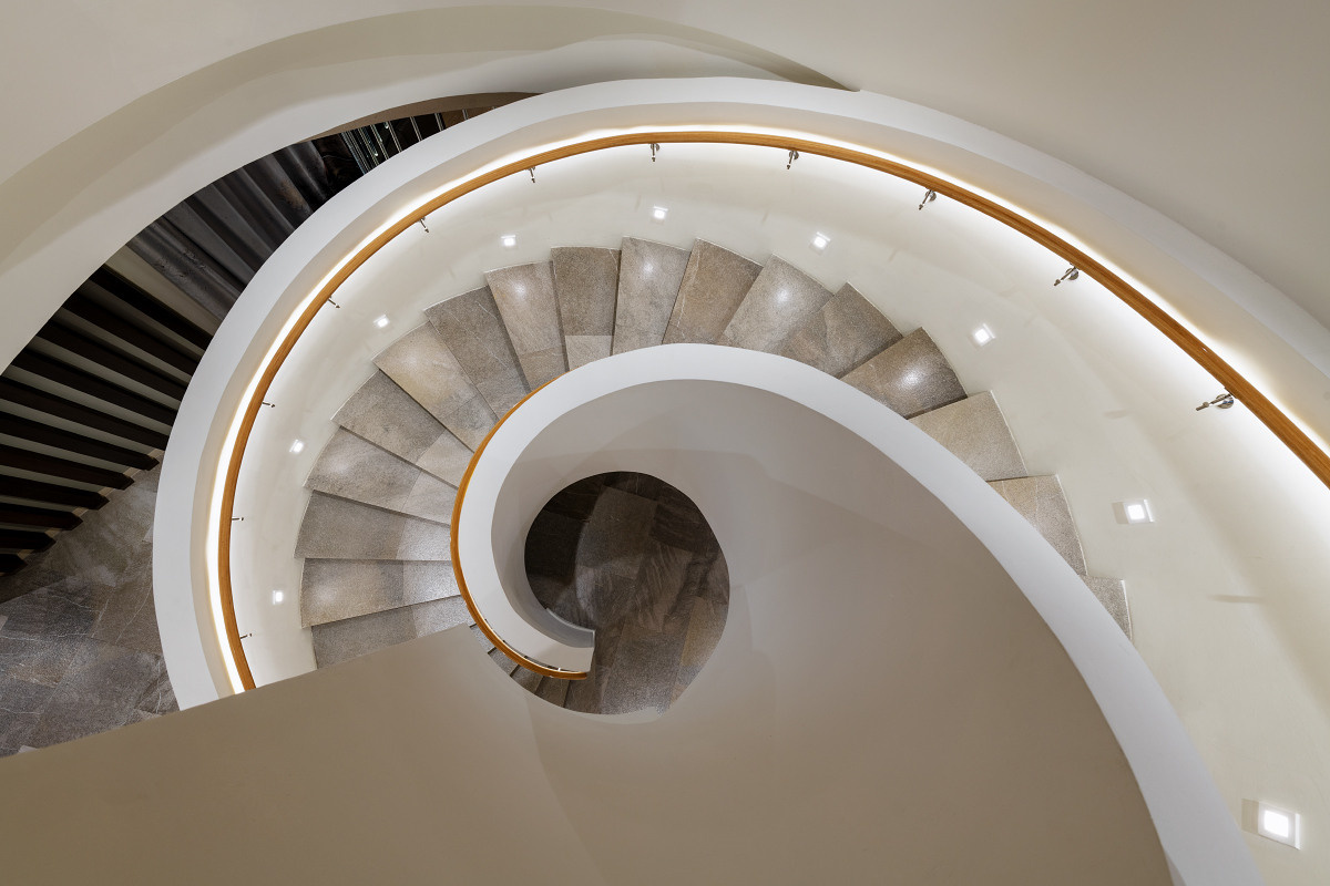 Лестница в холле гостиницы Ибис на Киевской в Москве, в форме раковины
