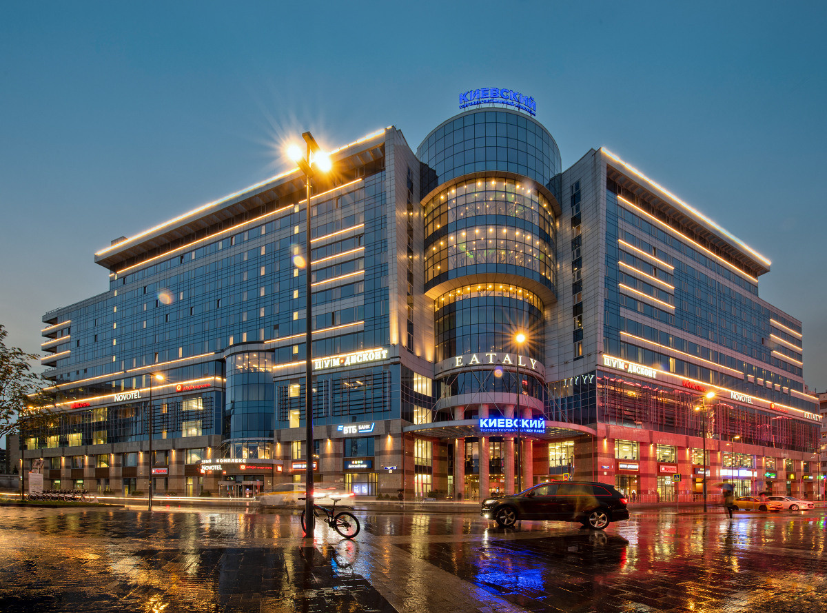 Внешний вид здания в котором располагается отель IBIS