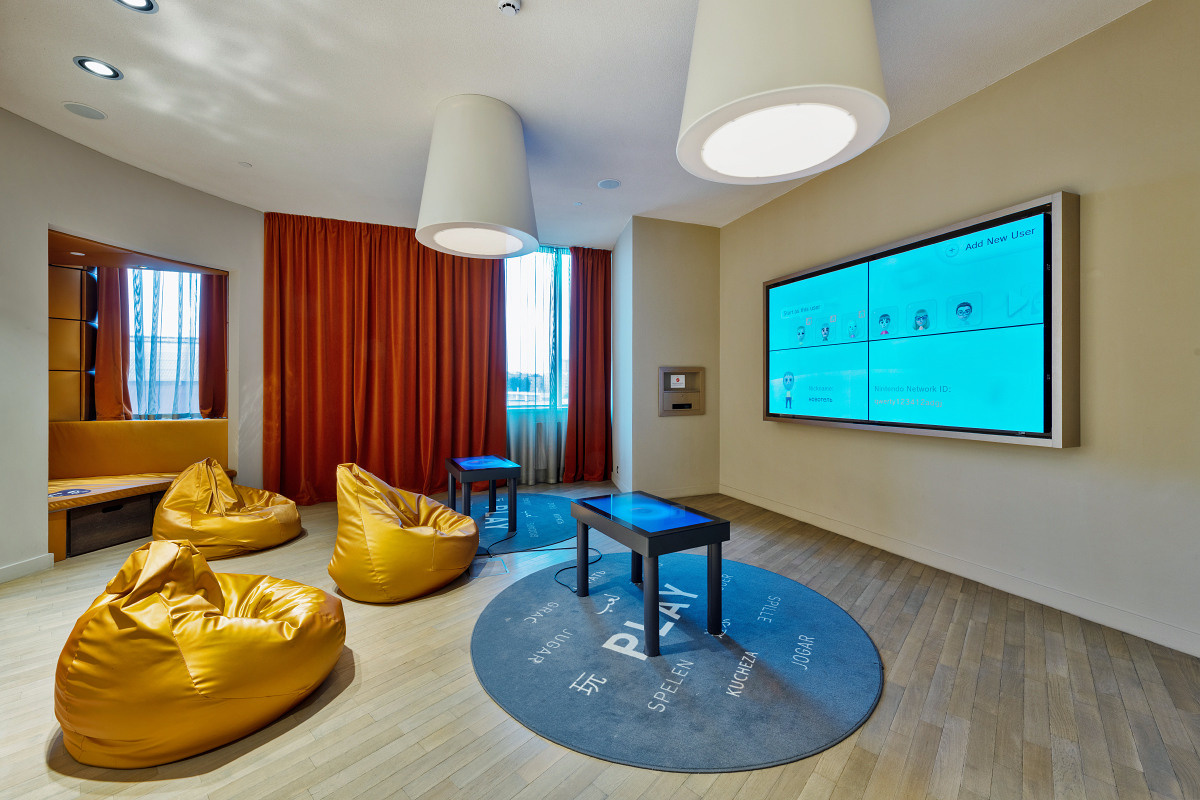 Холл отеля IBIS с детской игровой зоной