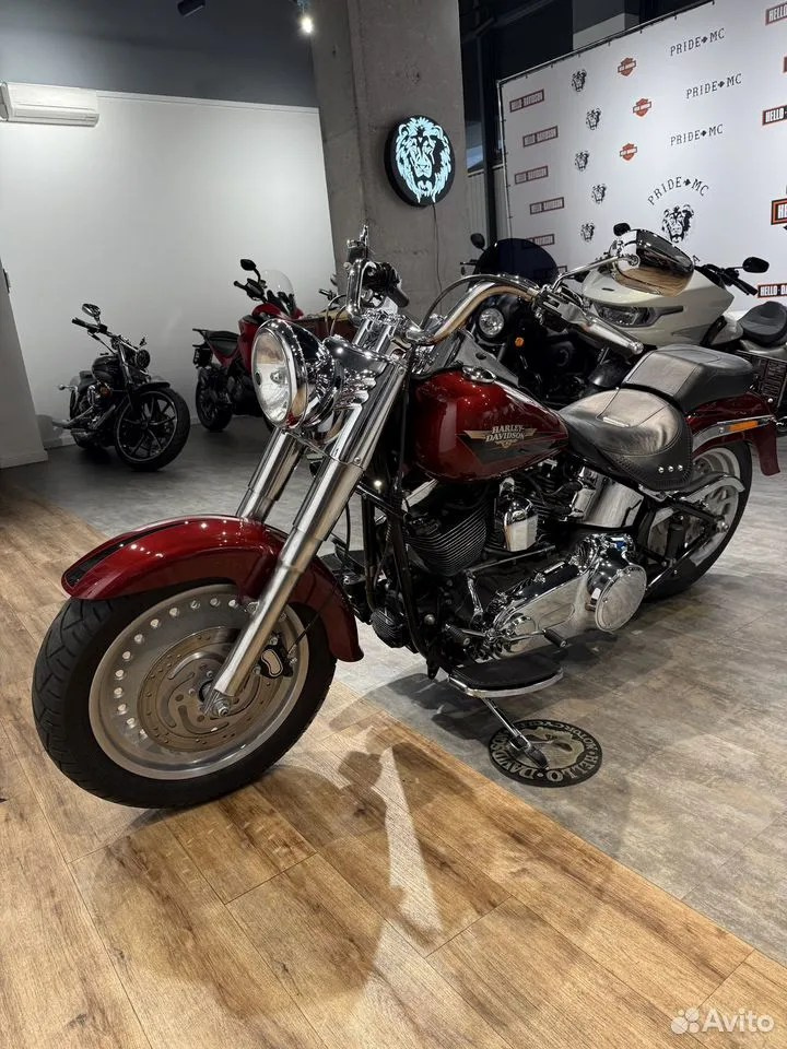 Купить Harley-Davidson Fat Boy (Red Hot Sunglo) (Softail/Dyna) — подробнее на сайте. Hello Davidson, Москва. Только хорошие мотоциклы…