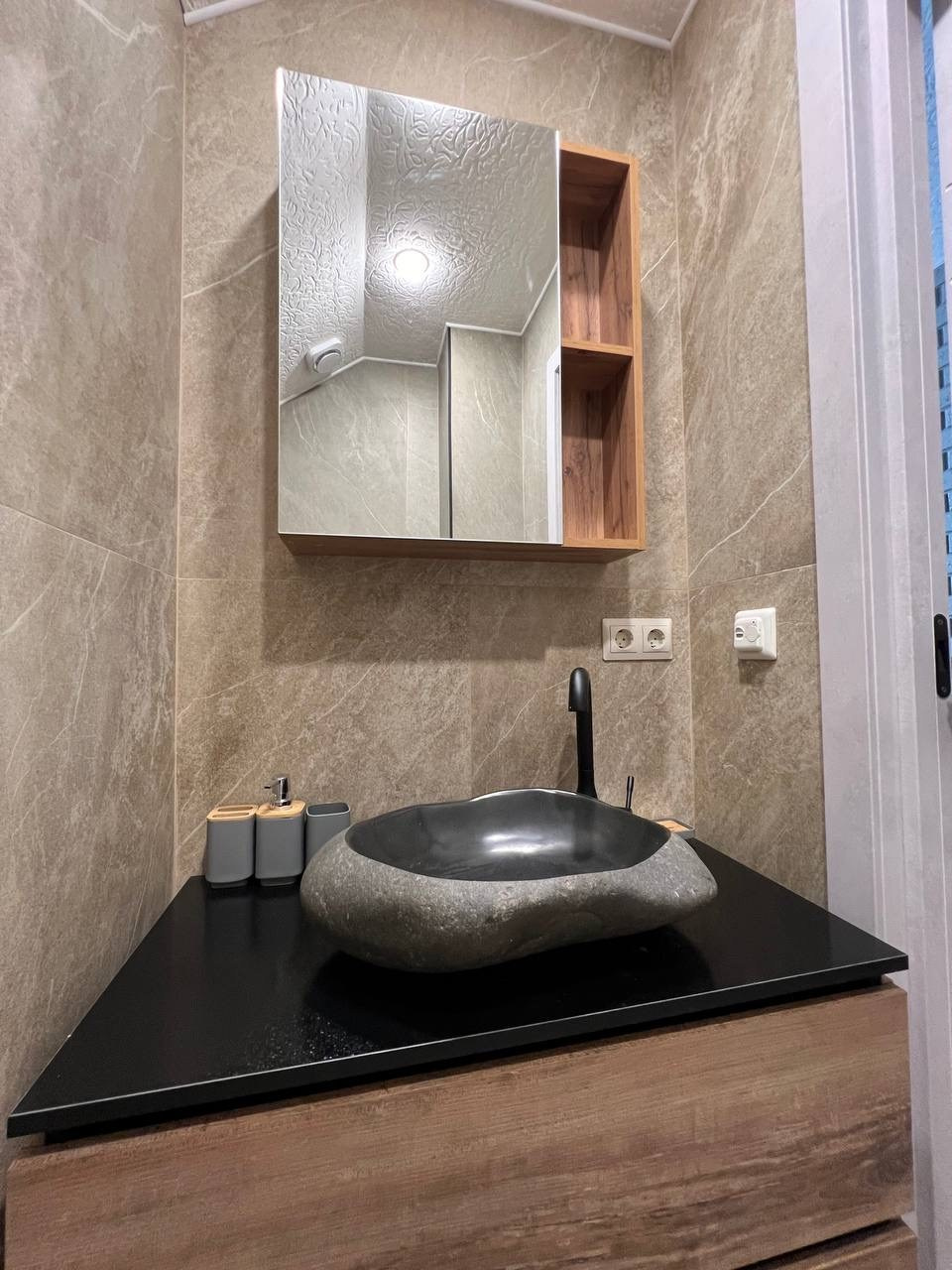 Классная двухуровневая квартира с потрясающим видом на город, со своей парковкой. Квартиры посуточно, длительно в Сочи, LARA APART GROUP