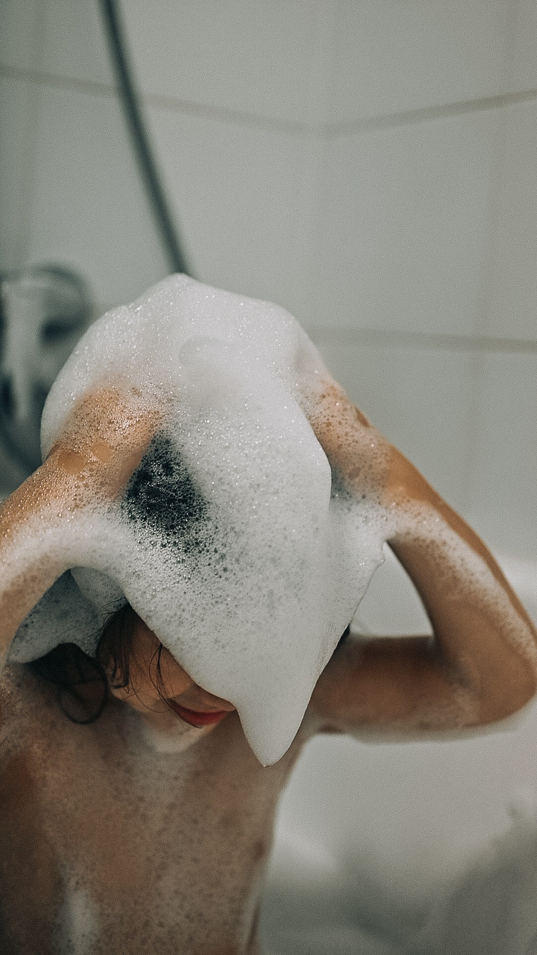 Элиза купается в ванне. Семейный фотограф в Москве Дарья Пузикова