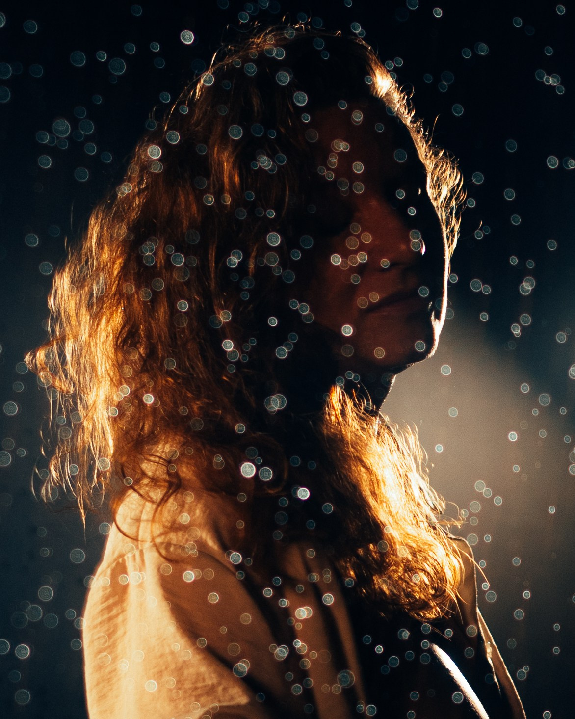 Женская съёмка в студии с дождём. Фотоведьма Дарья Нечинская