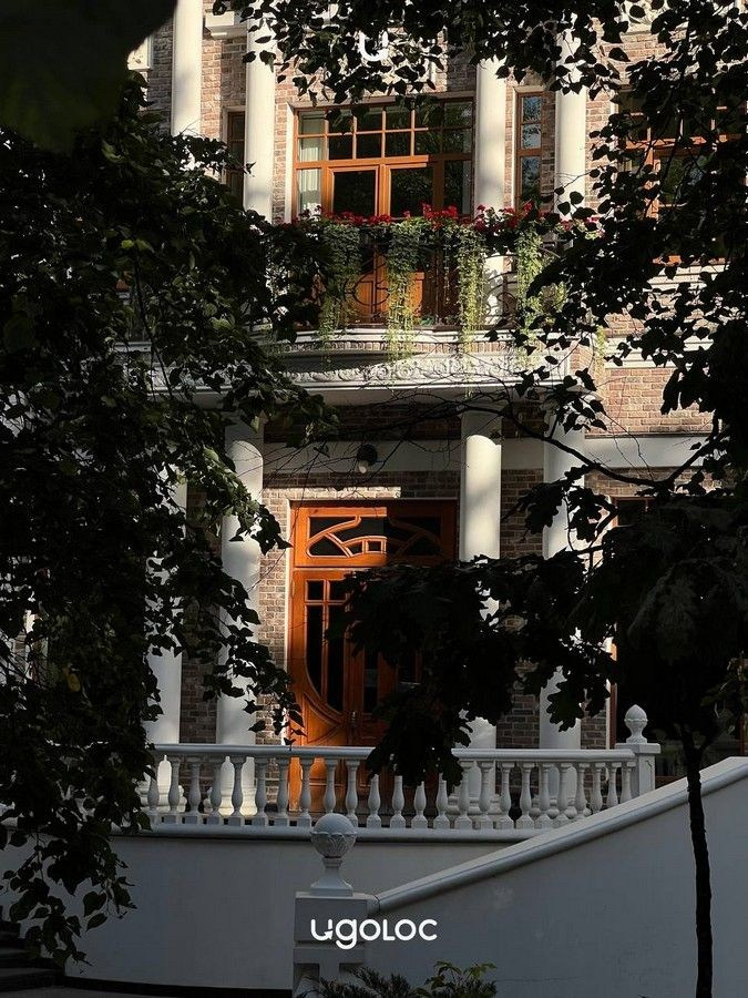 Локация у дома для фотосъемки — двор с красивым фасадом