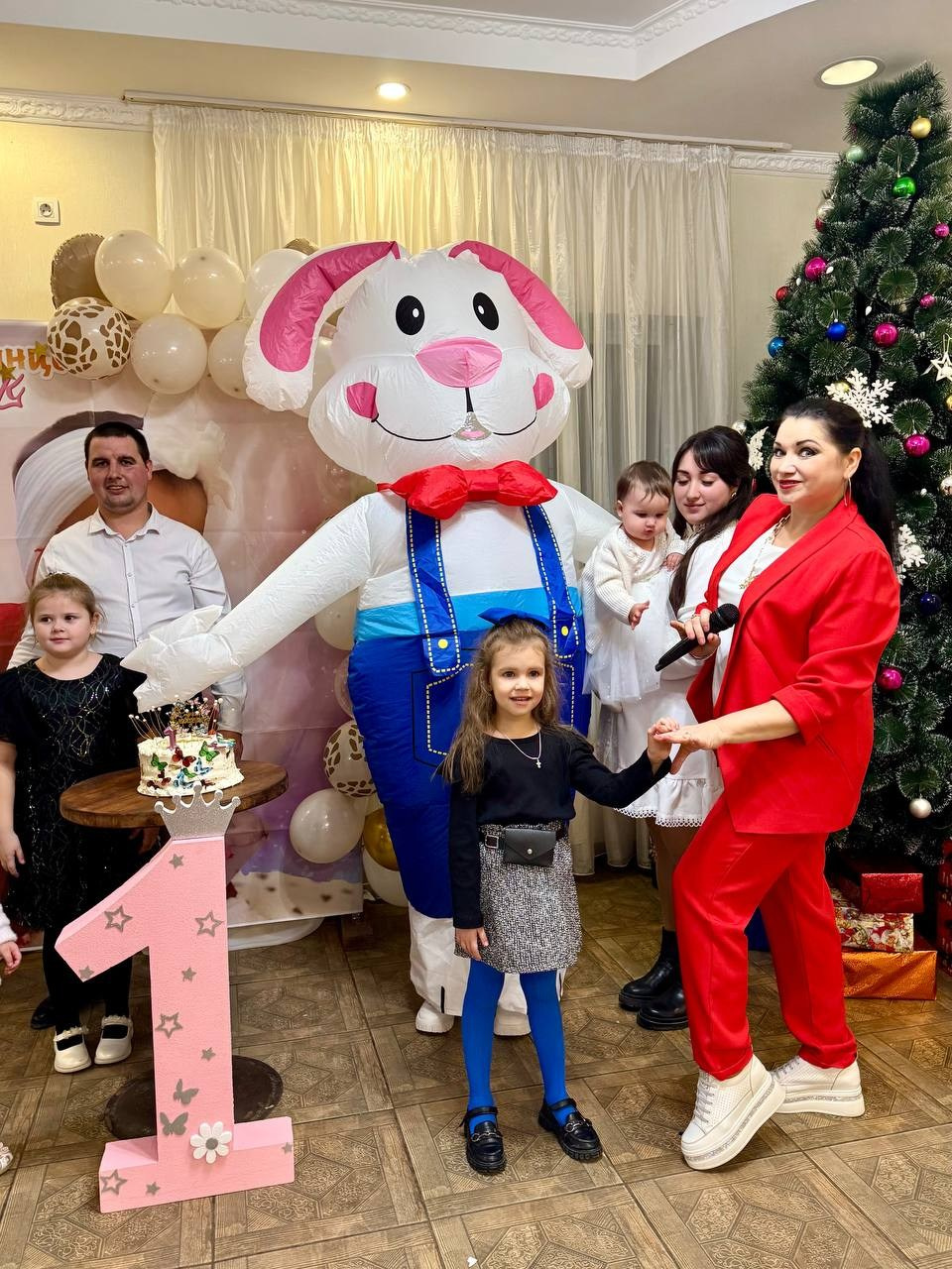 Аниматор Гребенникова Марина с ростовым зайчиком игрушкой 