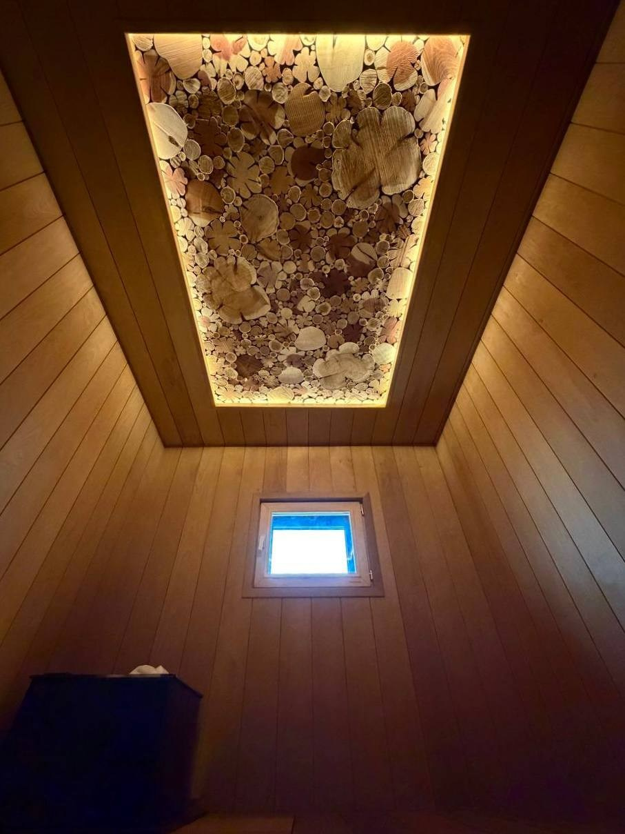 Сауна в Велигонтах для TopKamin: широкая термоольха, массивное можжевеловое панно и стильная электрокаменка Sangens в стекле 🔥. SaunaTopMasters