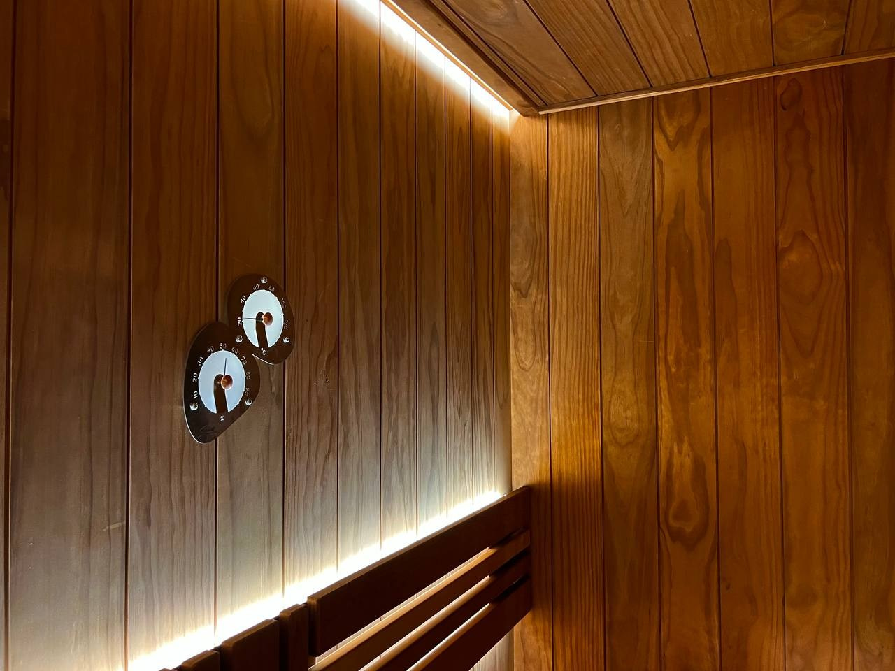 Парная в Небе. Полностью выполнена из термоольхи с интеграцией массивных можжевеловых панно, оптоволокна и подвижных элементов полков. SaunaTopMasters