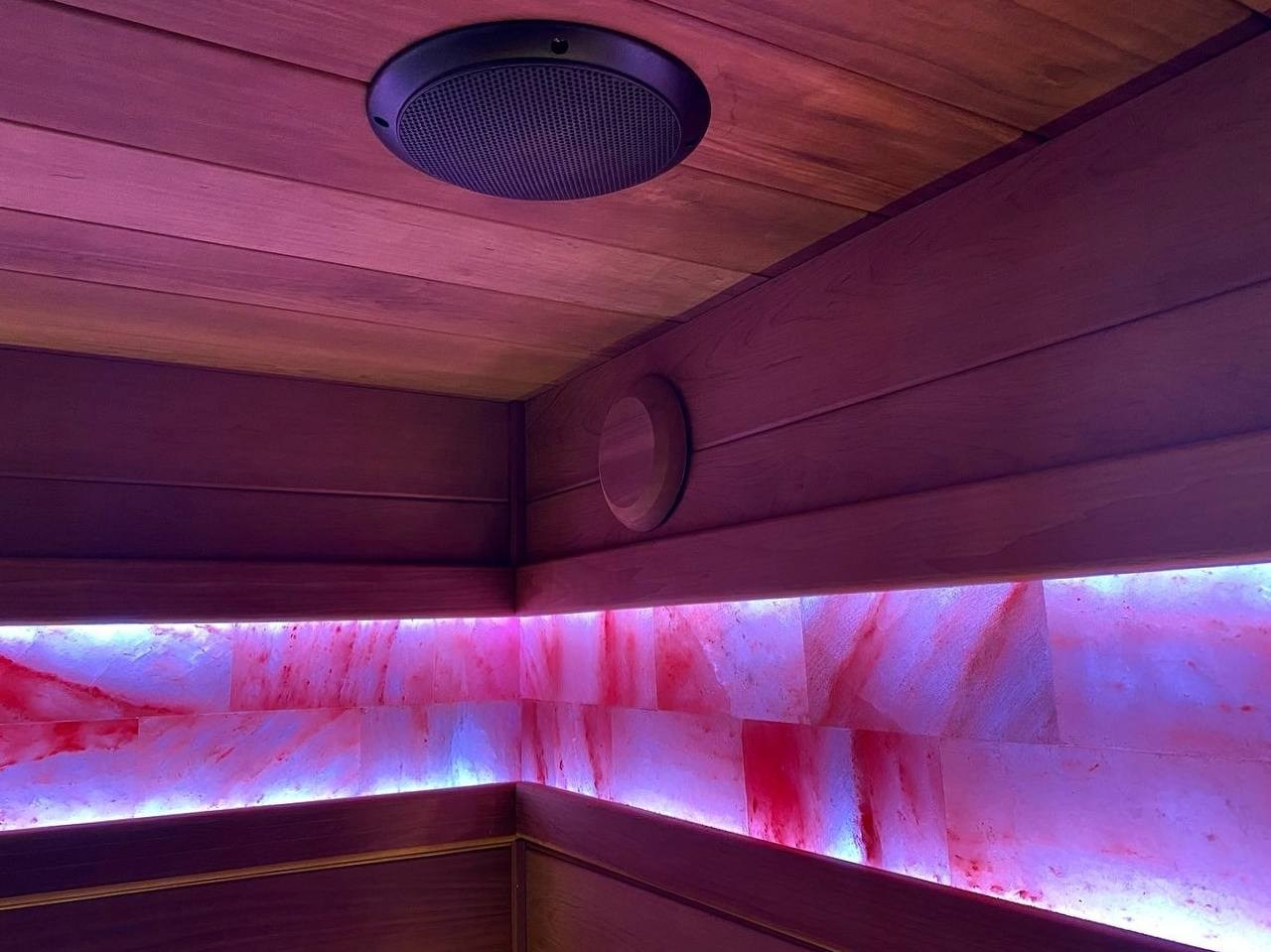 Парная «Цвет настроения» в Семкино: термоольха, солевые линии с RGB, можжевельник с оптоволокном и автоподача воды — пар без компромиссов. SaunaTopMasters