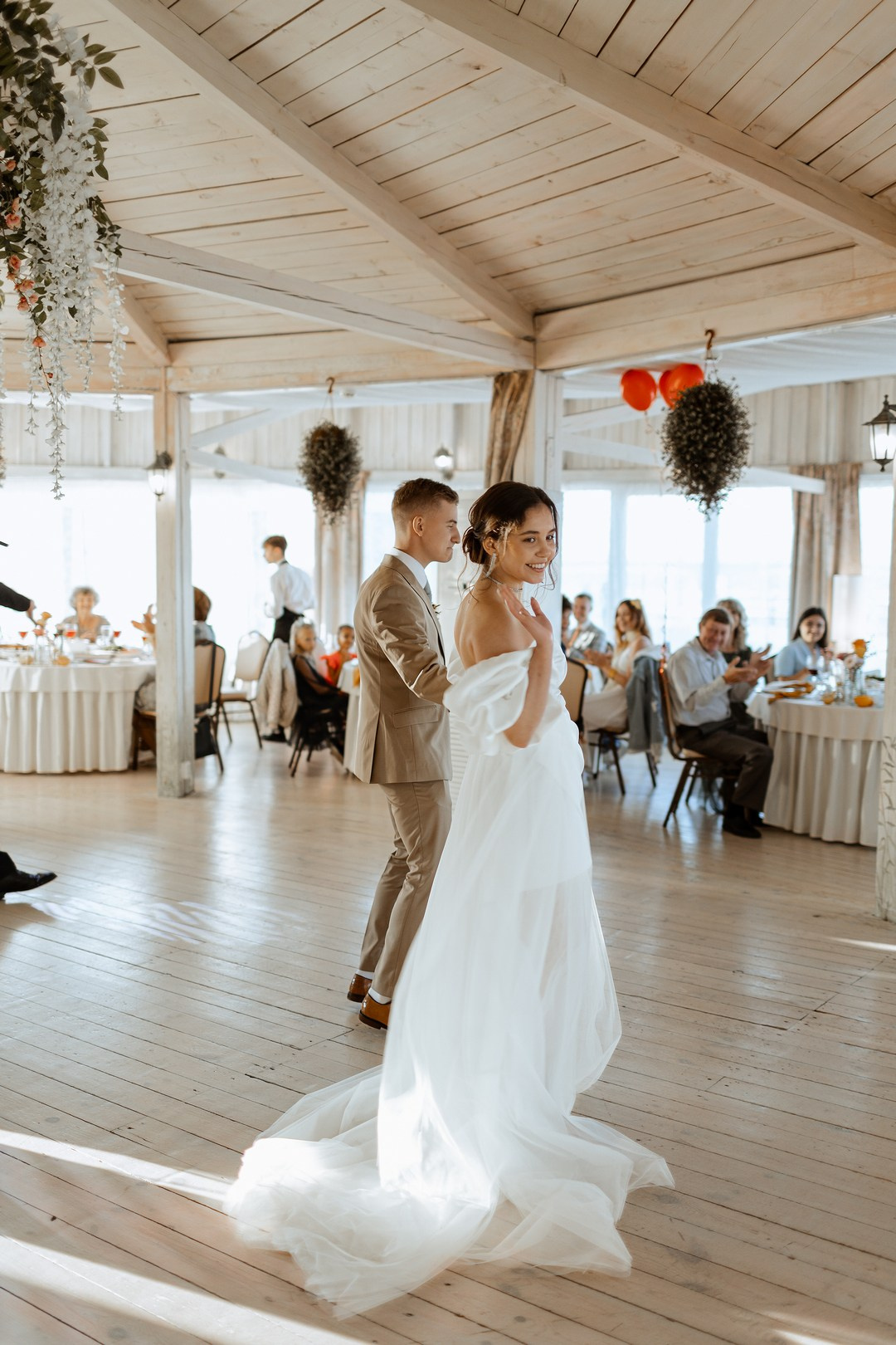  Влюбленные в обрамлении уникальной архитектуры