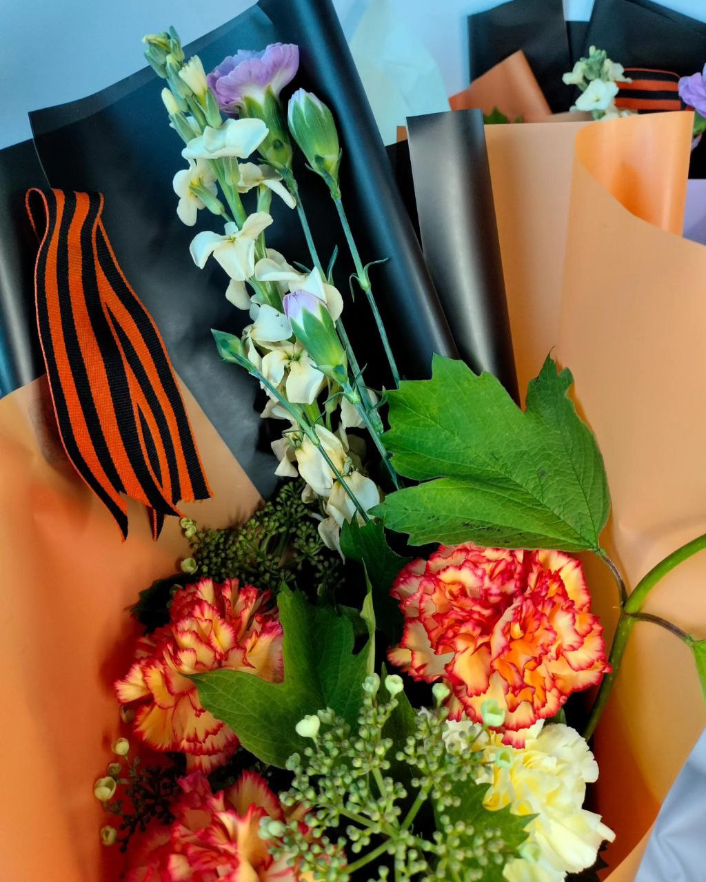 корпоративный заказ. флорист. букет на 9 Мая. цветы на 9 Мая. цветы на День Победы. Гвоздики. Диантус. Гвоздика. Калина. матиолла 