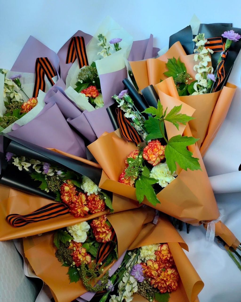 корпоративный заказ. флорист. букет на 9 Мая. цветы на 9 Мая. цветы на День Победы. Гвоздики. Диантус. Гвоздика. Калина. матиолла 