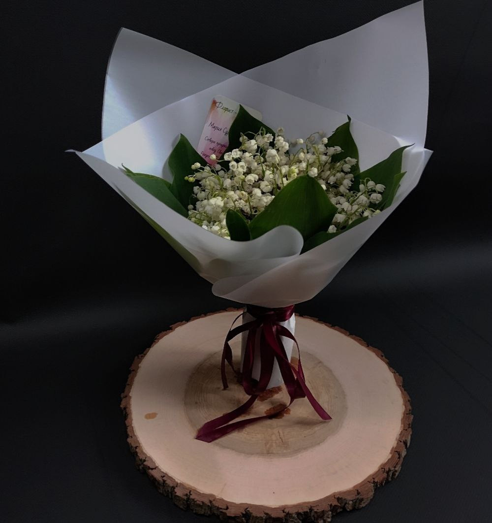 Ботаническая справка. ▫Ландыши. ▫Сезонность: весь май - середина июня. ▫По латыни ландыш называется Convallaria, что переводится как «лилия долин, цветущая в мае». ▫ Ядовиты для других цветов. Поэтому далеко не со всеми сородичами могут соседствовать в букетах и композициях. Состав: гипсофила (в качестве внутренней подложки и каркаса), ландыши. сказочные цветы. лесные цветы. королевские цветы. флорист, флорист москва, флорист люберцы, флорист сао, флорист цао, флорист ювао