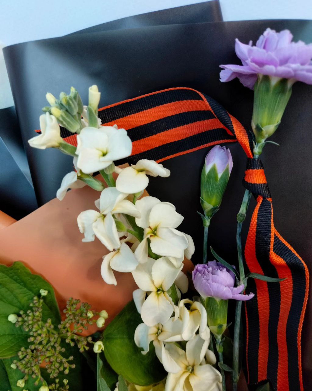 корпоративный заказ. флорист. букет на 9 Мая. цветы на 9 Мая. цветы на День Победы. Гвоздики. Диантус. Гвоздика. Калина. матиолла 