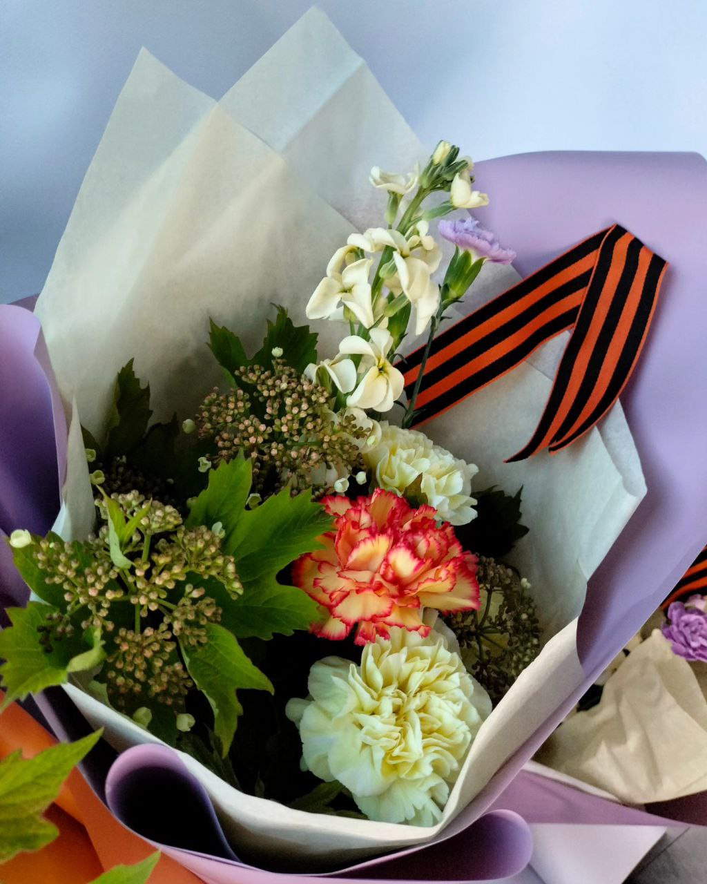 корпоративный заказ. флорист. букет на 9 Мая. цветы на 9 Мая. цветы на День Победы. Гвоздики. Диантус. Гвоздика. Калина. матиолла 