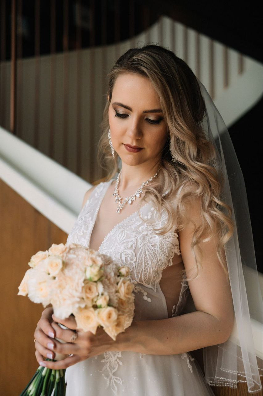 букет невесты. свадебный букет. необычный букет. авторский букет. свадьба 2023. цветы на свадьбу. утро невесты. круглый букет. диантус. кустовая роза.