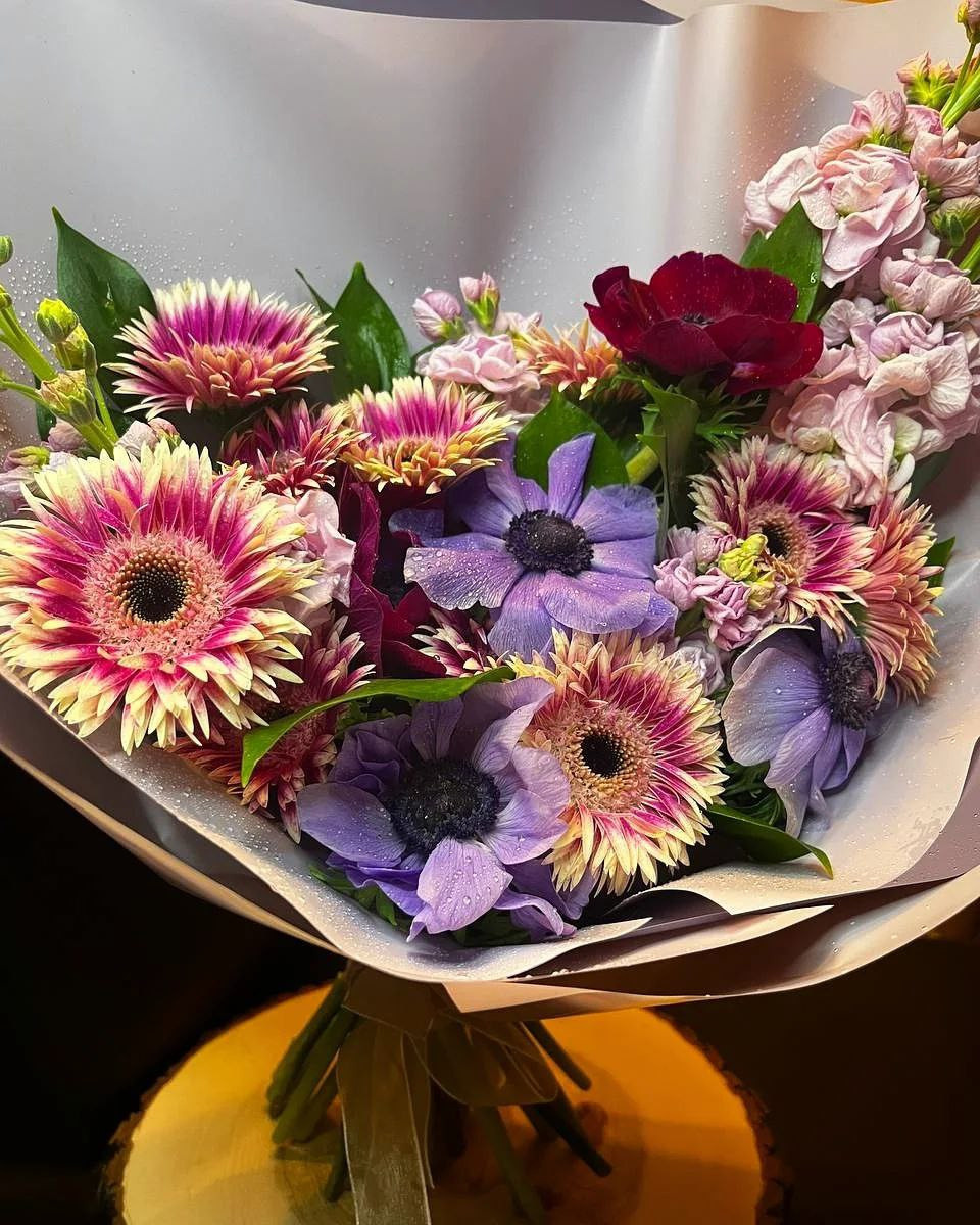 герберы, анемон, рускус, матиолла, раскидистый букет, современная флористика