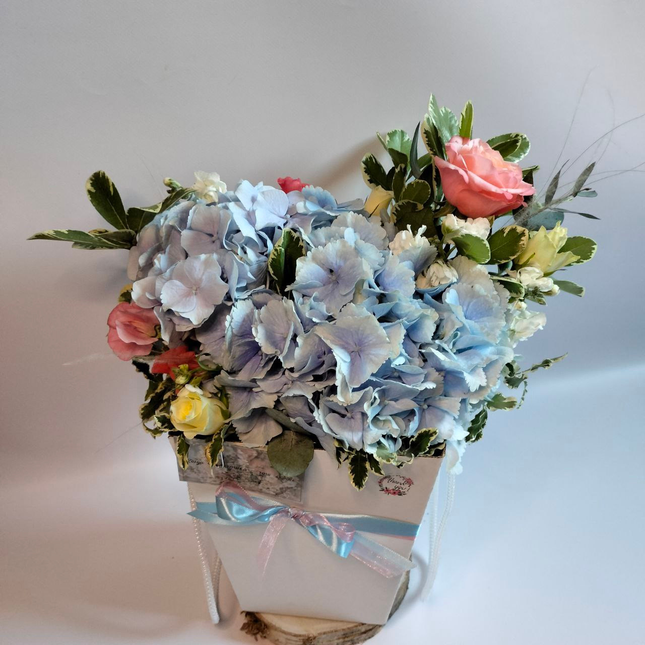 лёгкие соцветия Стифа.;- матиолла.;- роза Пента сортовая (Кения).;- роза Кахала (Кения).;- питоспорум (2 вида).;- эвкалипт.;- Латирус Парфюм Рэд. гортензия Голландия. композиция в шляпной коробке. композиция из цветов. цветы в коробке.