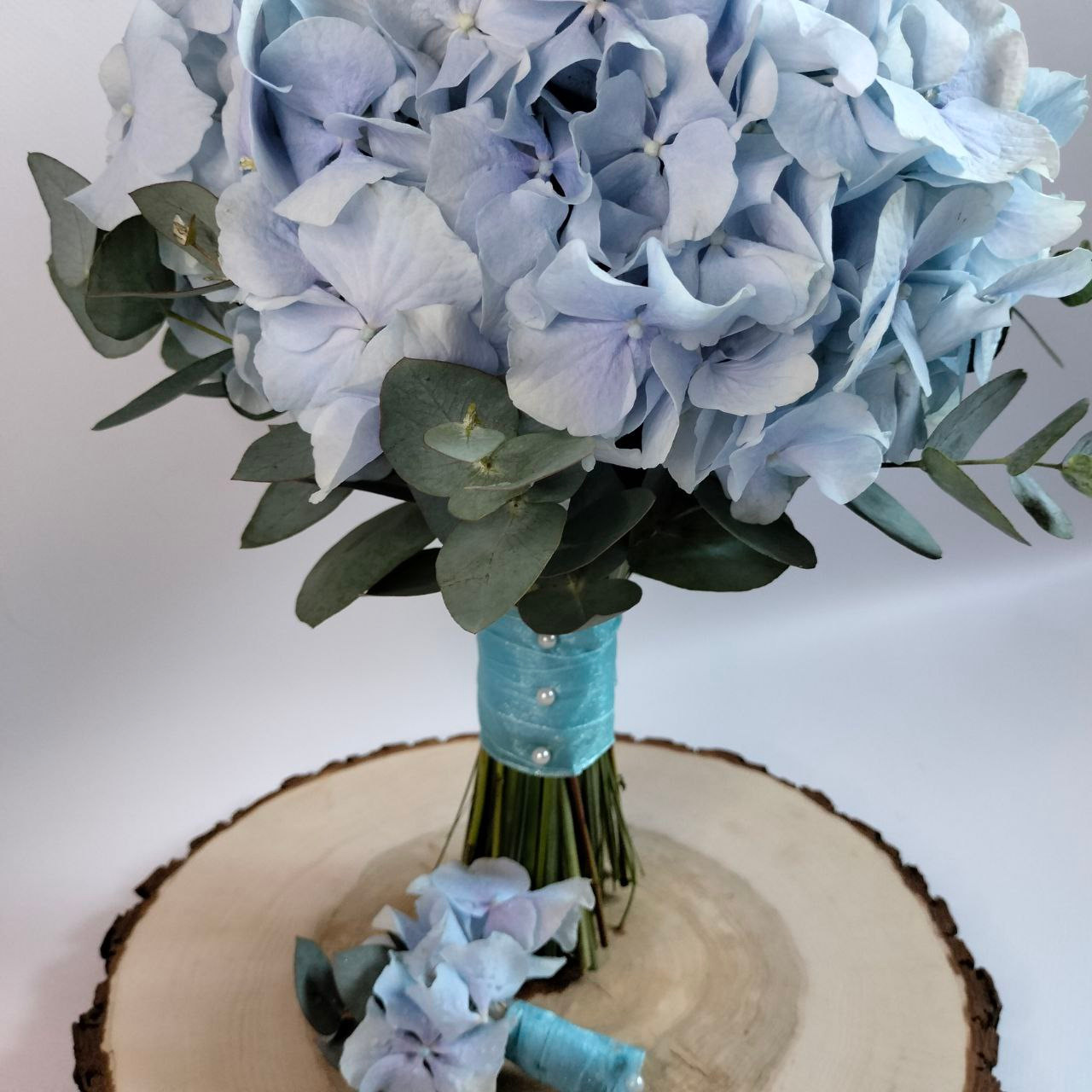 гортензия, букет невесты, свадебный букет, голубая гортензия, гортензия в букете невесты, бутоньерка из гортензии свадьба 2023, свадебный букет, свадебный букет невесты. гортензия голландская