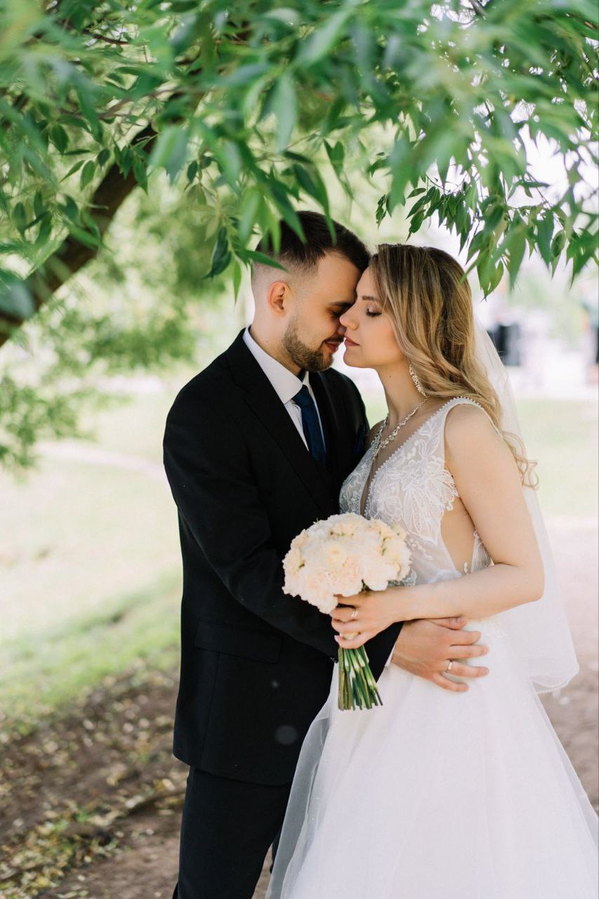 букет невесты. свадебный букет. необычный букет. авторский букет. свадьба 2023. цветы на свадьбу. утро невесты. круглый букет. диантус. кустовая роза.