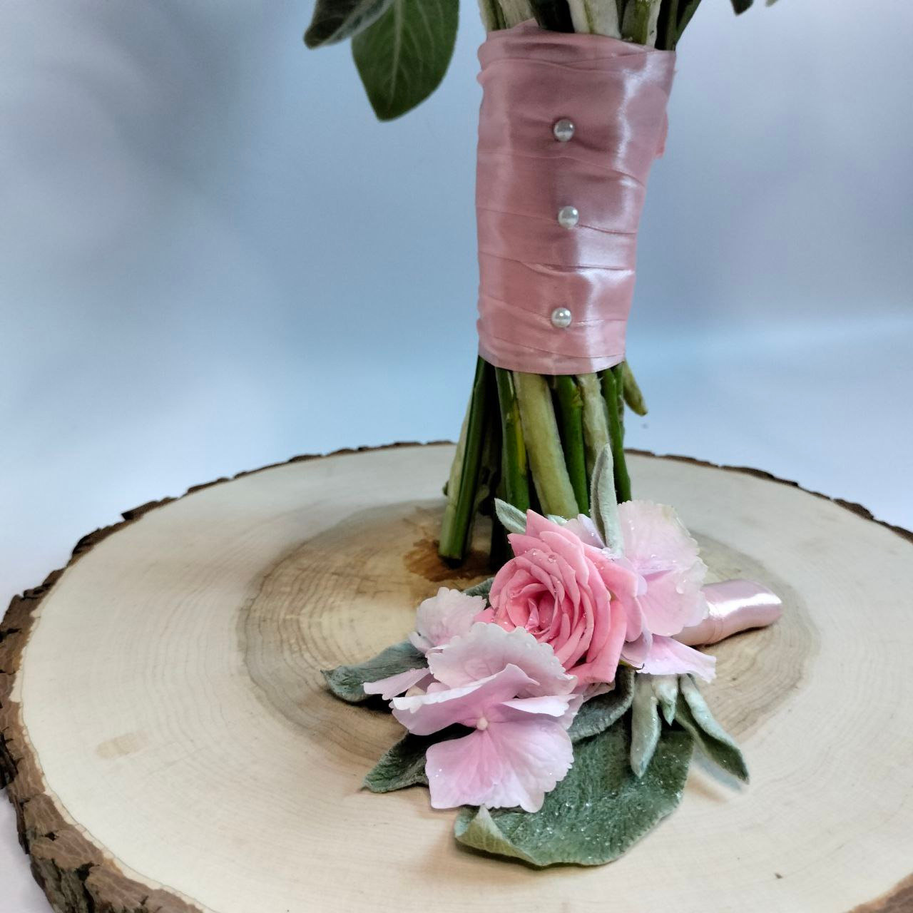 бутоньерка. свадьба 2023. цветы на свадьбу. свадебный флорист Москва. 