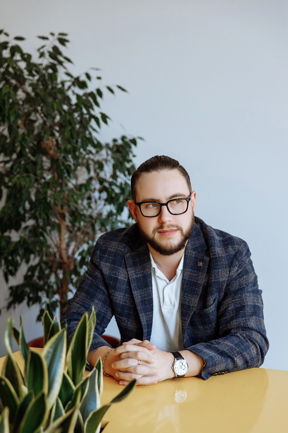 Best Portrait Photo Shoot for Men. Professional photographer in Sochi Victoria Joy. Teaching Photography