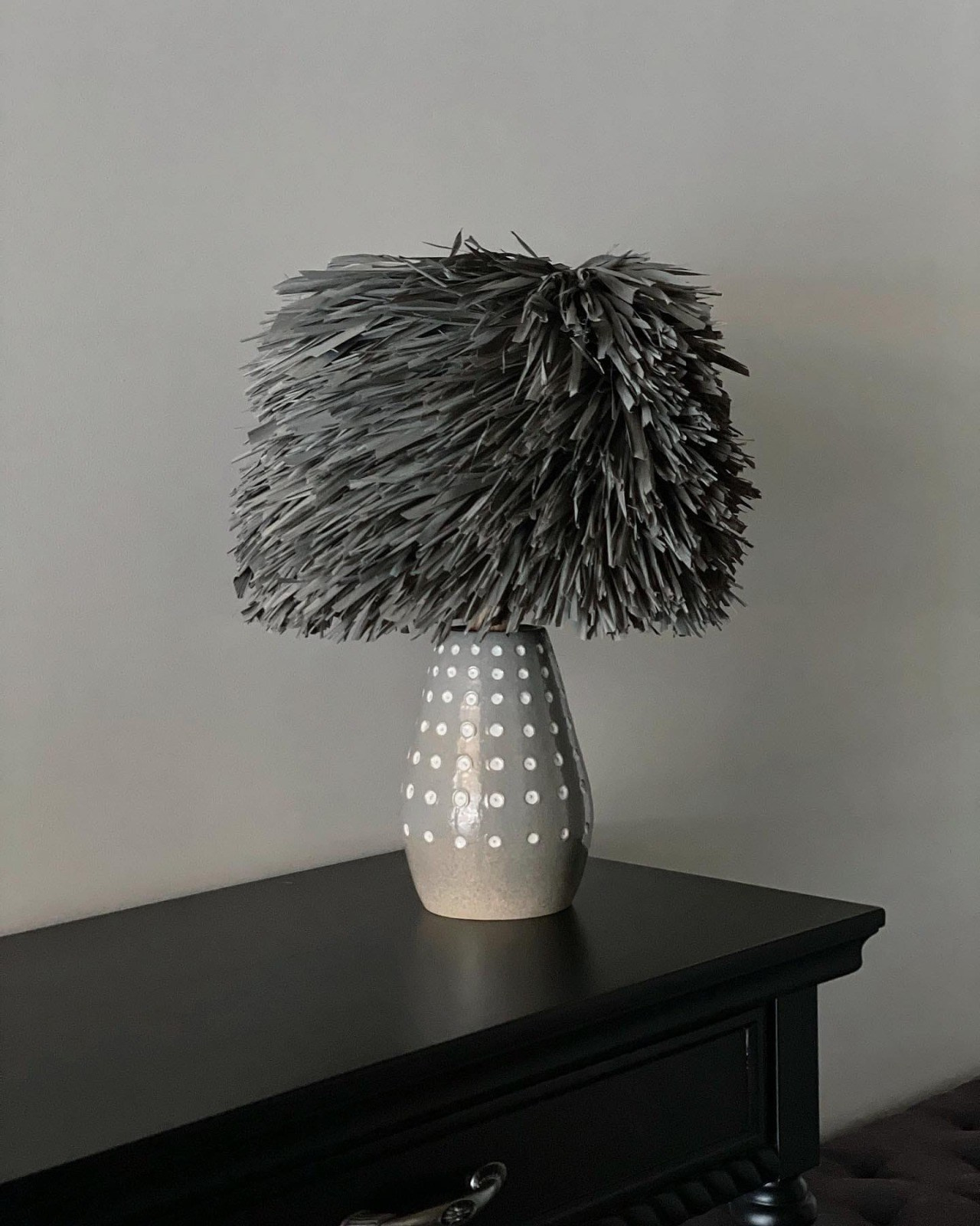 Настольный светильник из лыка с керамическим основанием