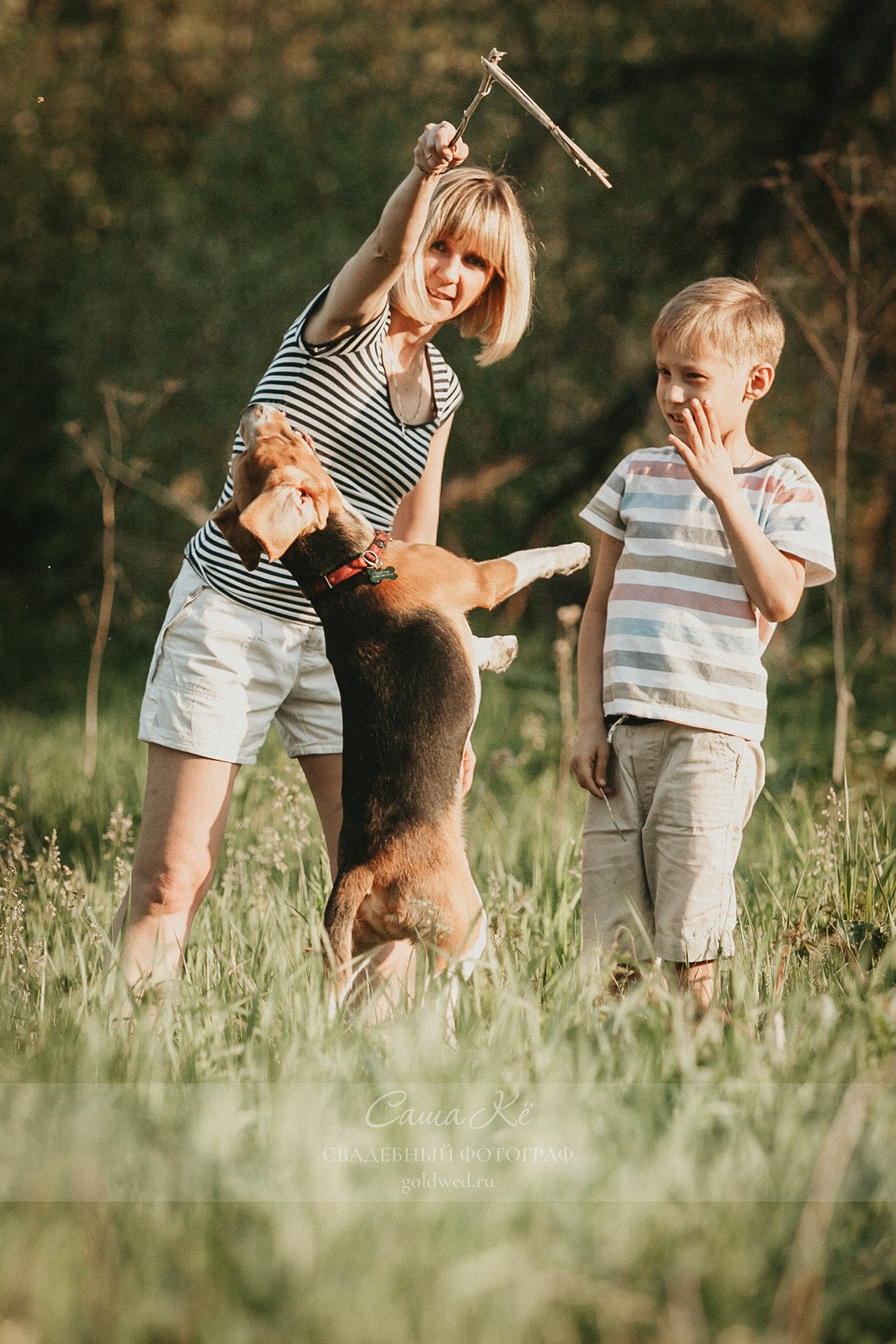 Семейная фотосессия в Новосибирске - прогулка в Заельцовском парке с романтикой и эмоциями