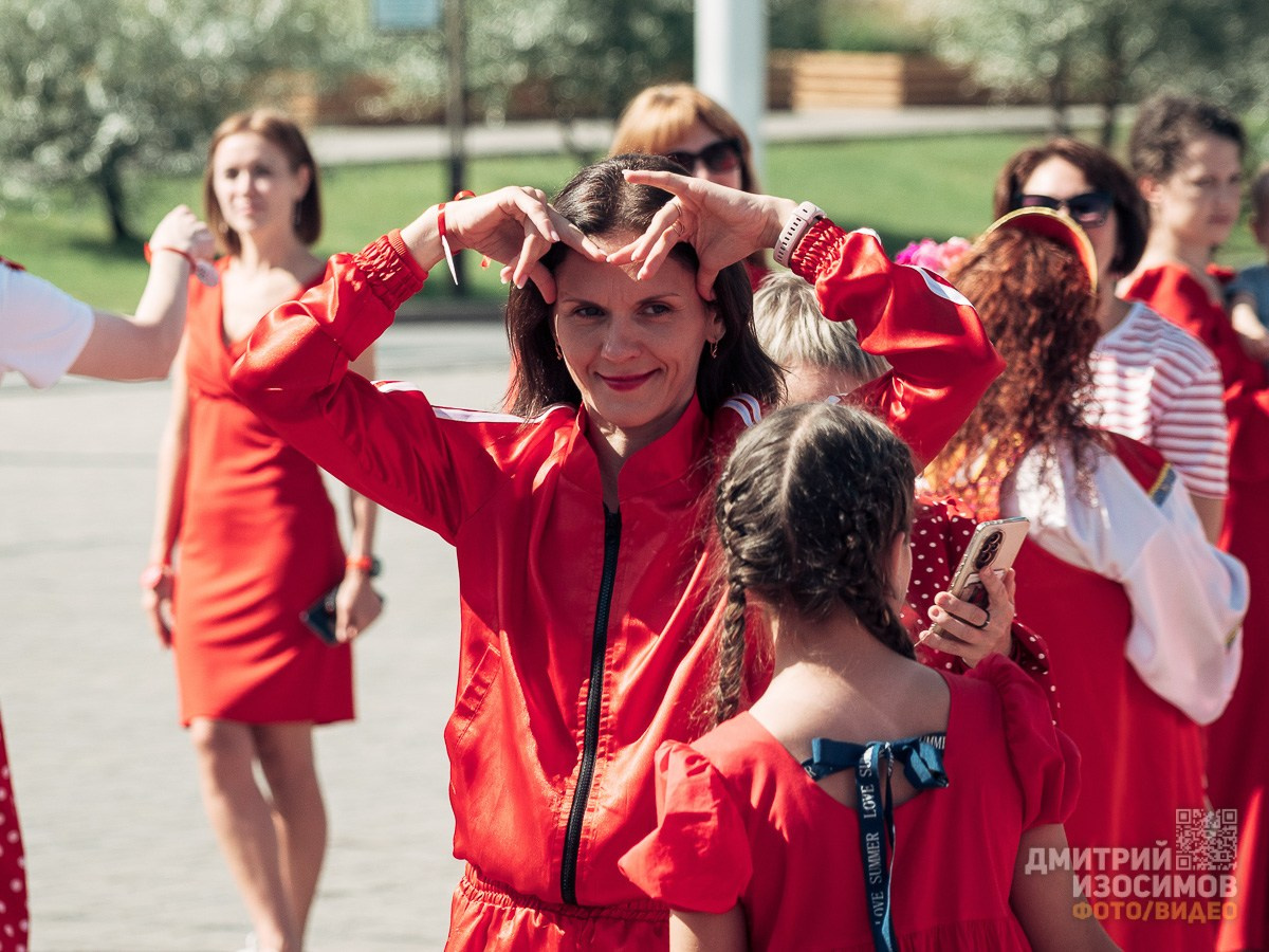 Забег в красных платьях