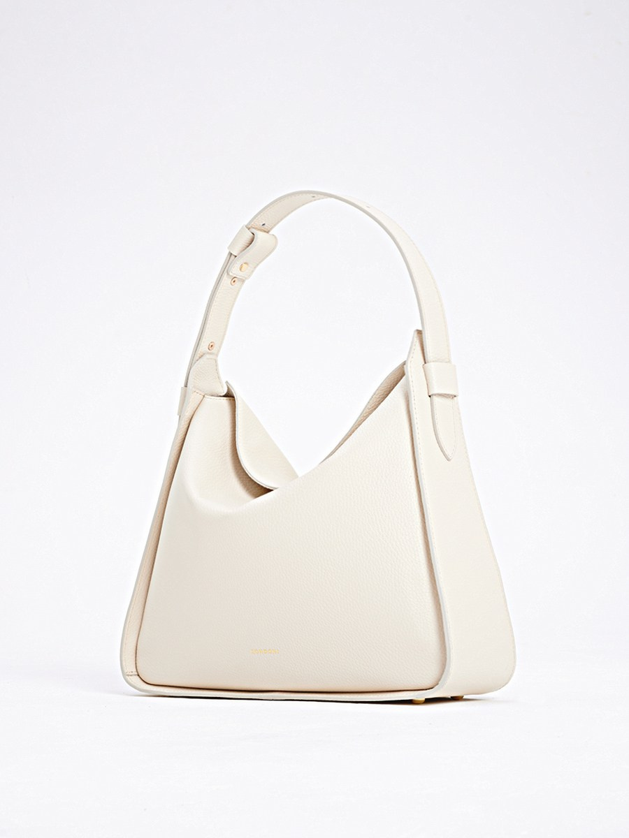 предметная съемка сумок на белом фоне