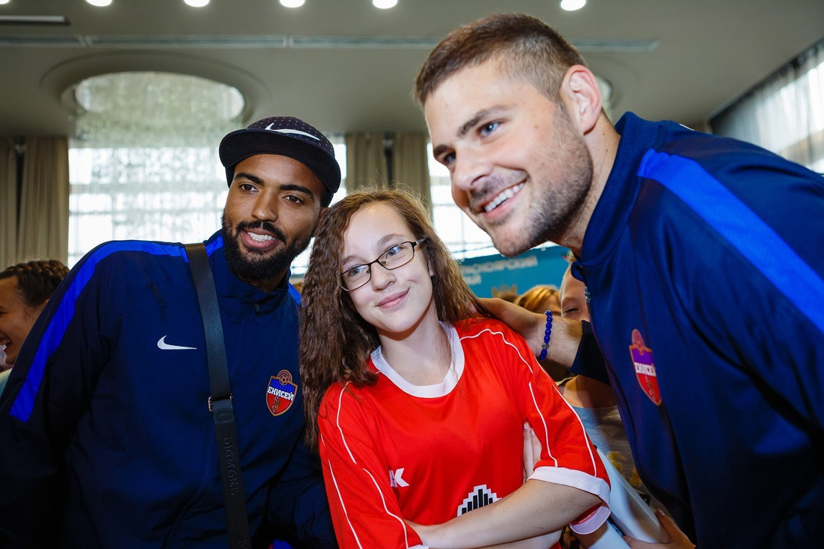 Аренда прокат фотобудки в Красноярске фотозона на мероприятие Свадьбу праздник День рождения выпускной корпоратив фотокабина цена стоимость заказать забронировать описание услуги ведущий тамада моментальная печать фотографий спортивное соревнование кумир звезда