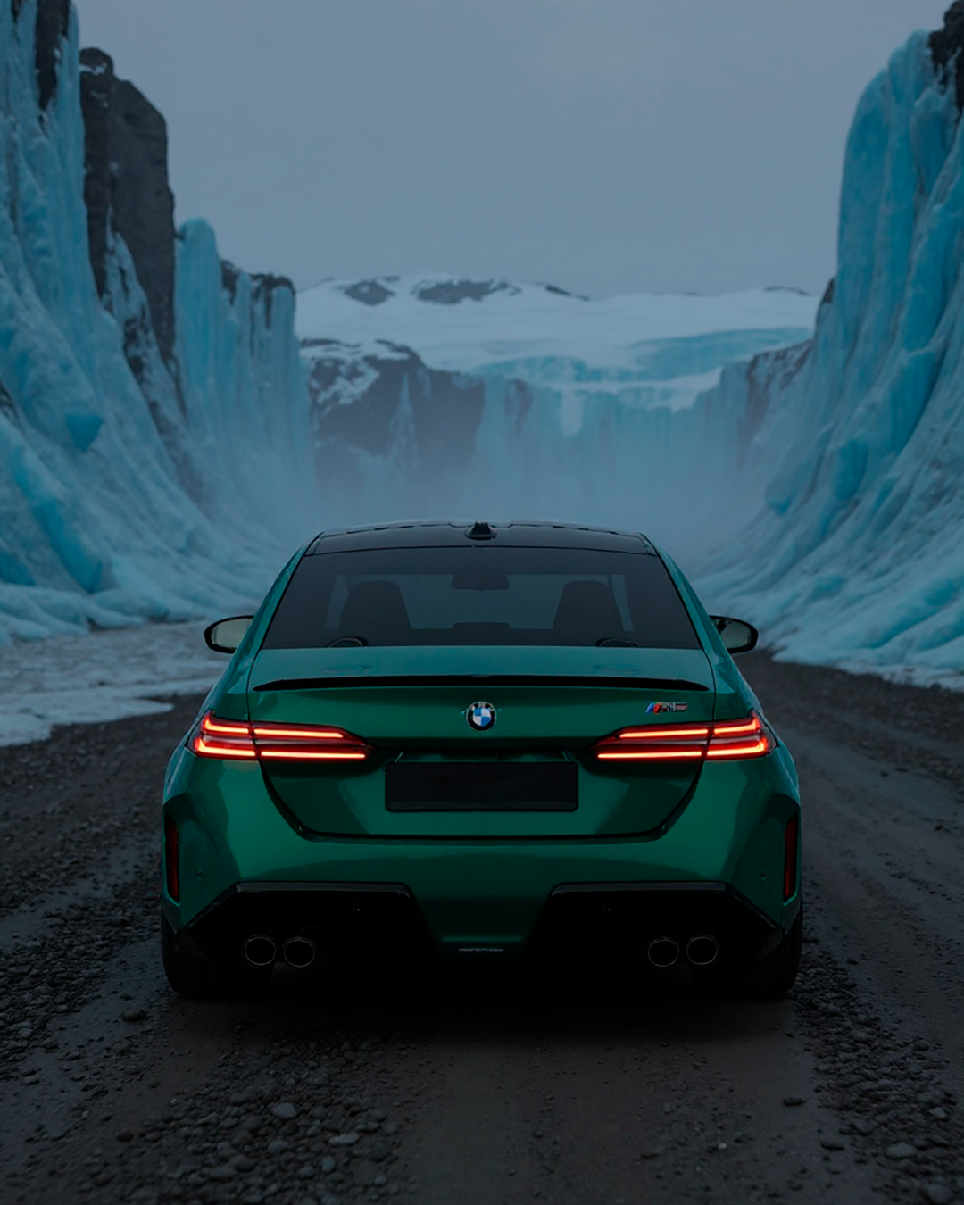 CGI визуализация BMW M5 сине-зелёного цвета вид сзади между двумя ледяными стенами исландского ледника туман и горы на горизонте