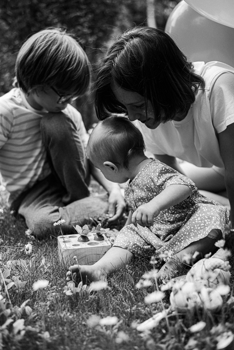 Коля, Ксюша, Саша, Андрей, Кира и бабушки | на даче