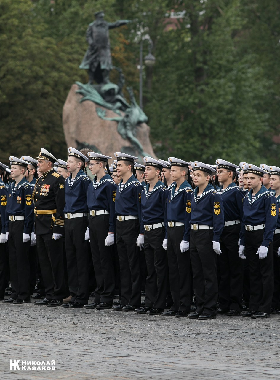 Кадеты  морского кадетского военного корпуса на торжественном построении на Якорной площади в Кронштадте на фоне памятника адмиралу Макарову