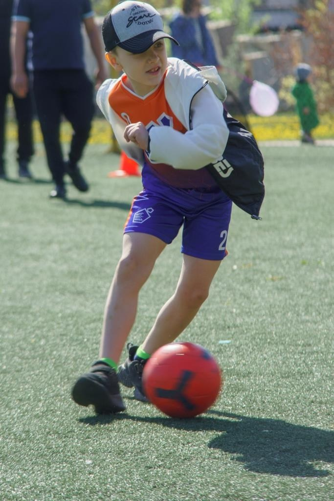 На фотографии запечатлен момент напряженной борьбы на футбольном поле . Автор фотограф: Додров. Ph: dodrov.