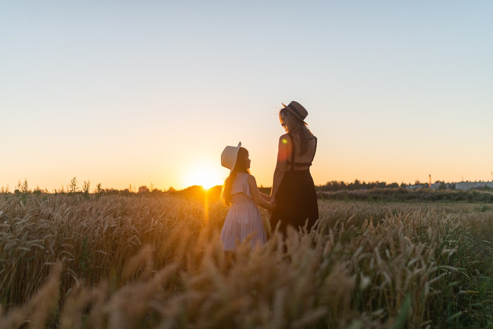 Поле, закат и наши улыбки. Фотограф Мария Ковкова