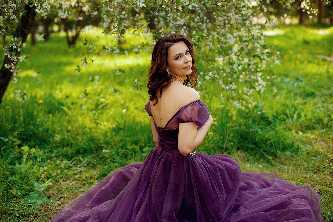Анастасия в цветущем парке. Фотограф Кристина Гришина Рязань