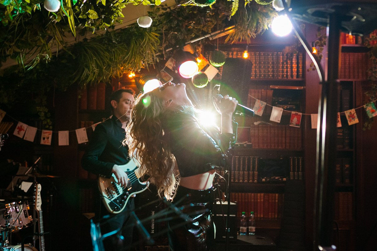 Девушка певица выступает на сцене клуба Козлова