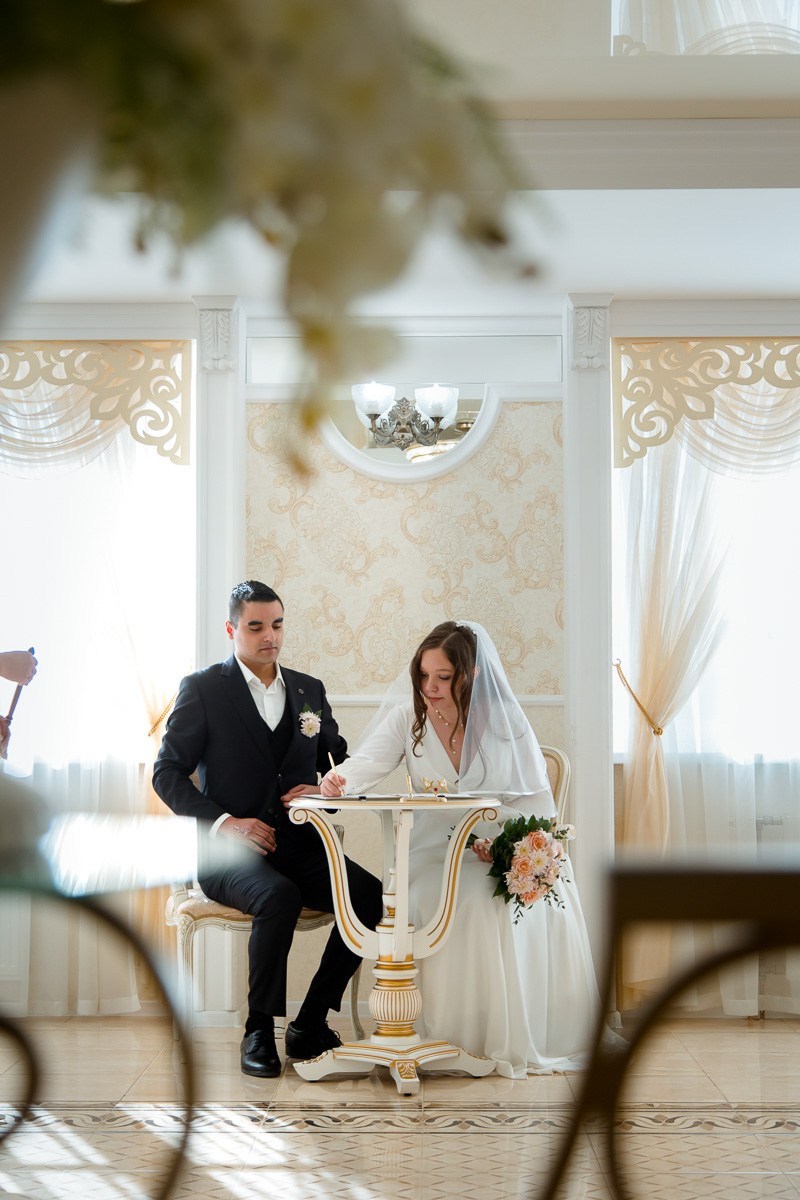 Свадебная фотосессия в ЗАГСе. Свадебный фотограф в Санкт-Петербурге Антон Владимиров