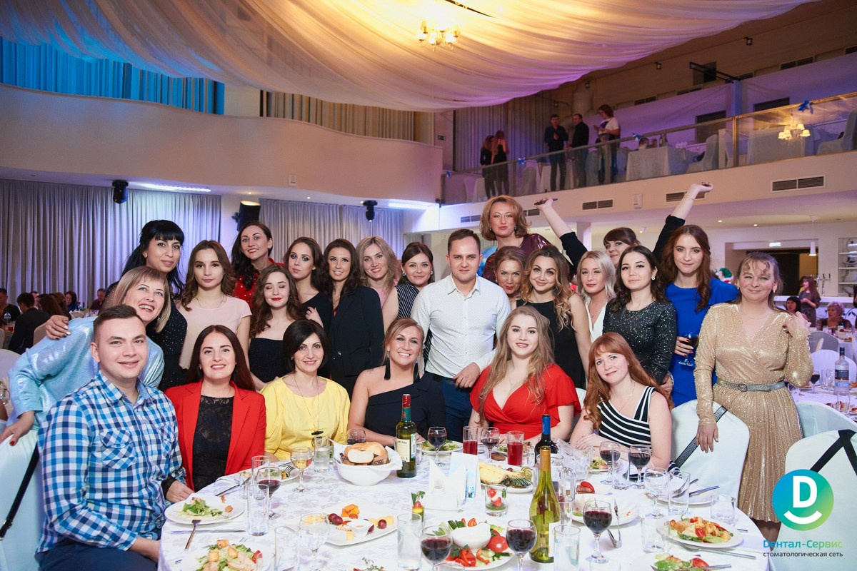 Новогодний корпоративный репортаж Дентал Сервис. Репортажный и женский фотограф в Новосибирске