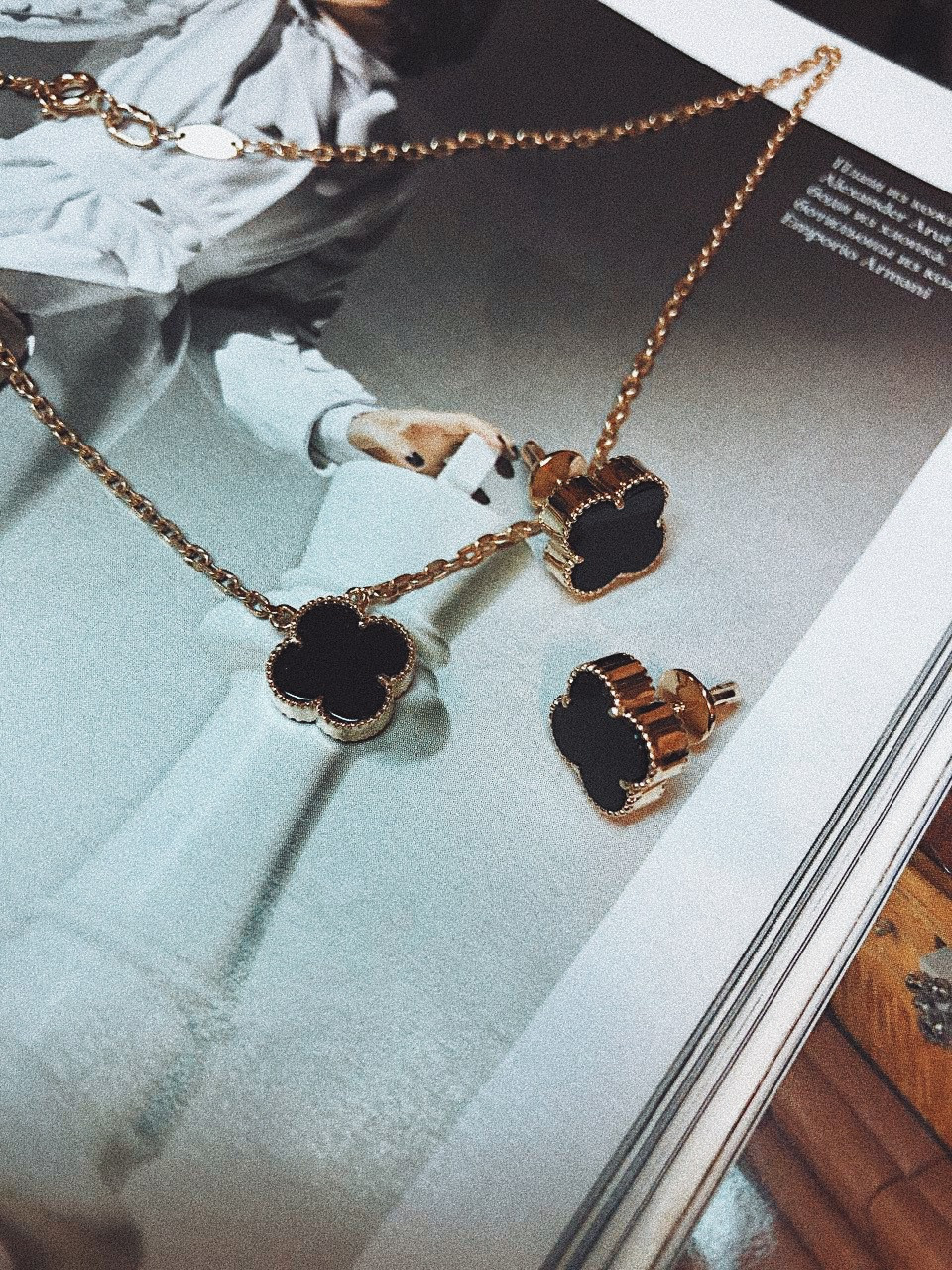 Браслет из золота 585 пробы с черными агатами. Металл клиента. Реплика фирмы Van Cleef.  