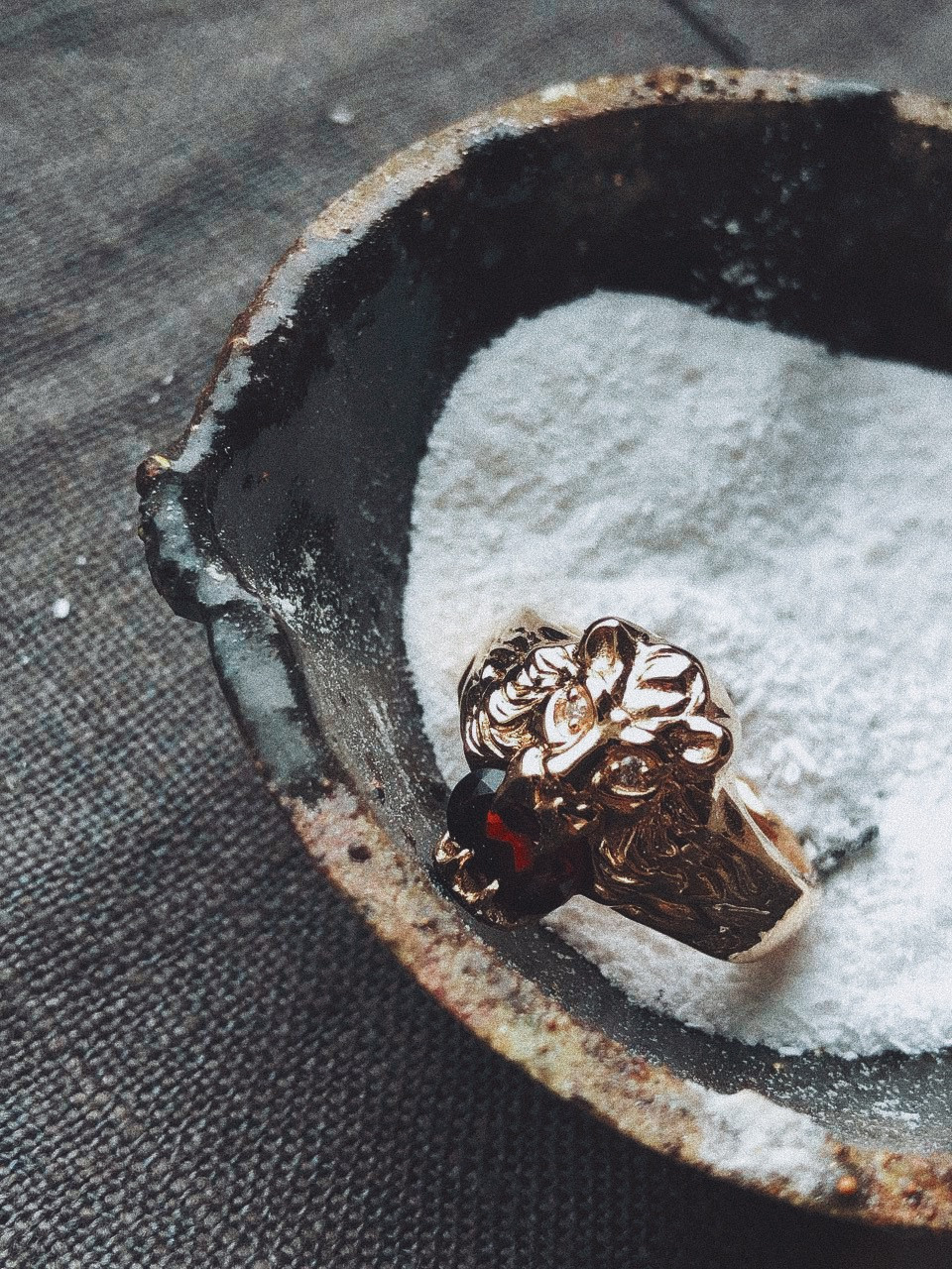 Кольцо из золота 585 пробы, металл клиента. Гранат. Реплика фирмы GUCCI. 