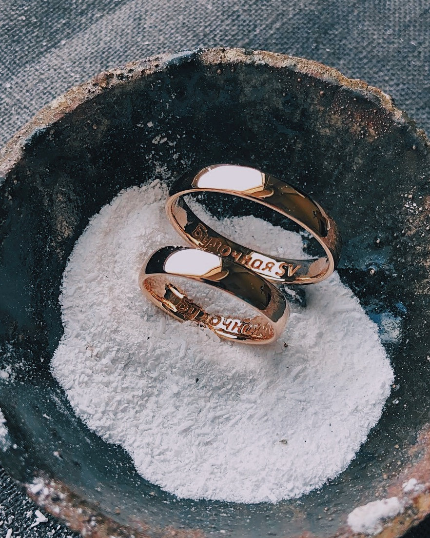 Обручальные кольца из белого золота. Гравировка. 