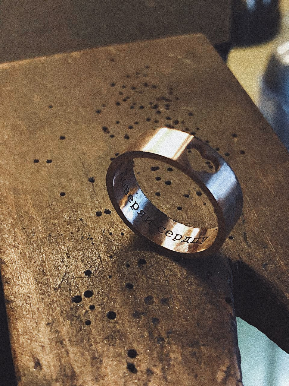 Кольцо "Доверяй сердцу" из золота 585 пробы, гравировка. 