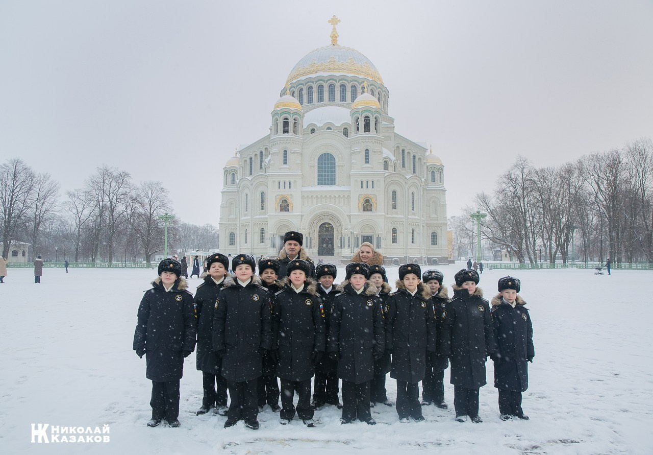 Групповой портрет  воспитанников Кронштадского морского кадетского военного корпуса на фоне  Морского собора 