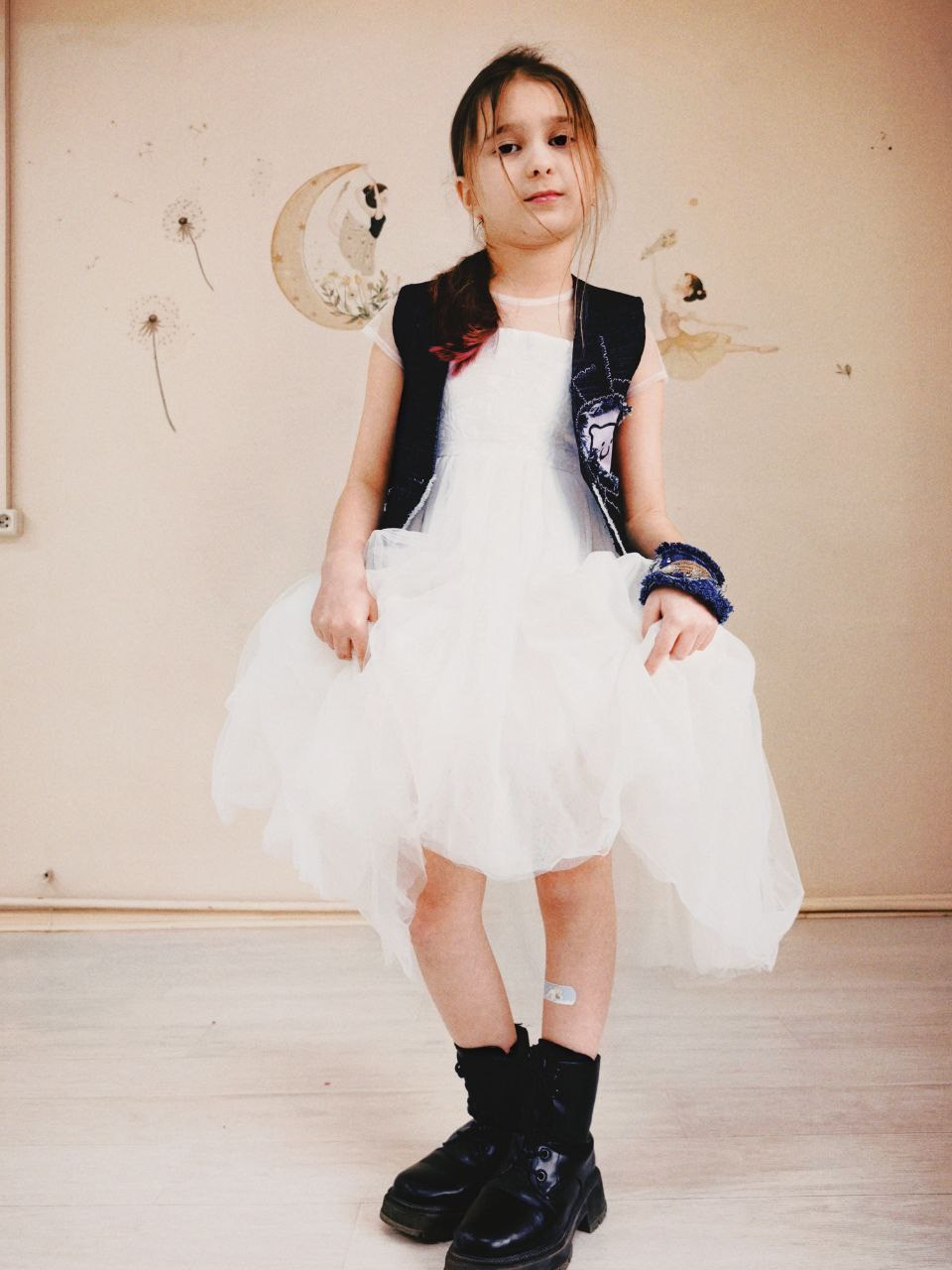 Стиль гранж собрала Александра для демонстрации жилета и браслета, которые сама сшила в Школе для девочек "Само Совершенство"