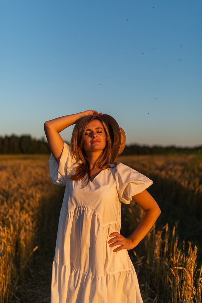 Поле, закат и наши улыбки. Фотограф Мария Ковкова