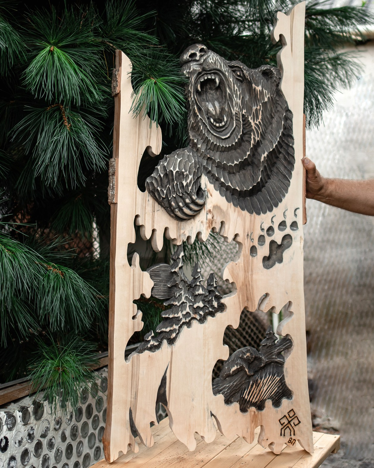 Медведь - резная картина из дереву 