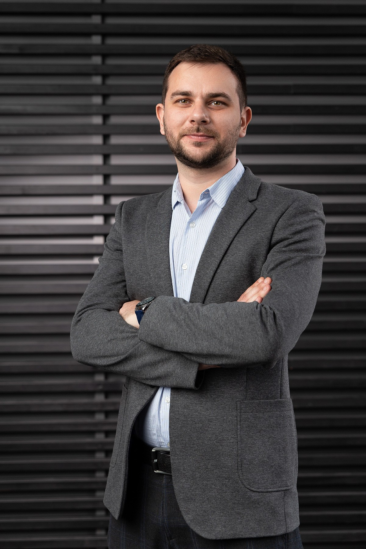 Деловое фото сотрудника в студии